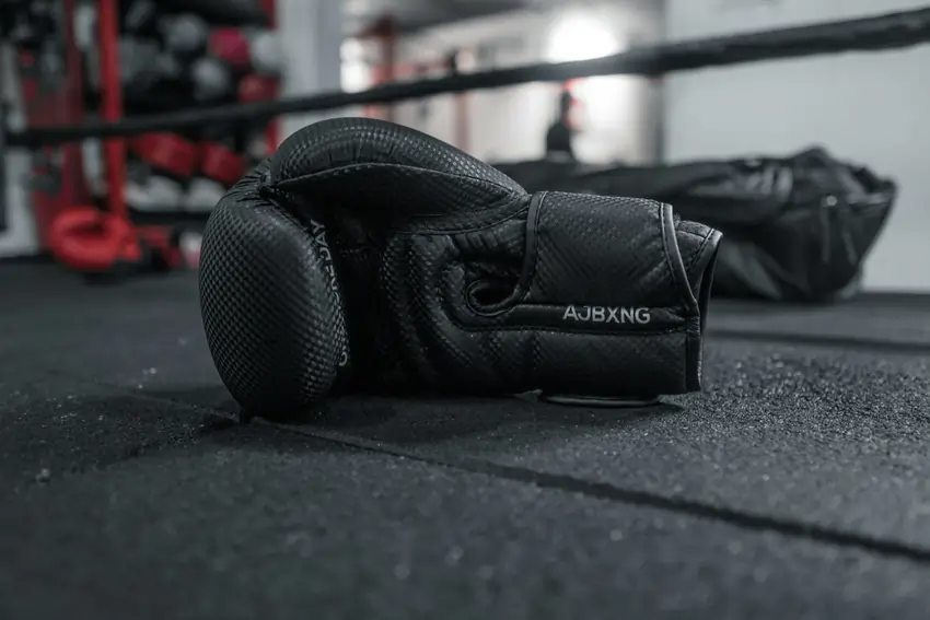 Schwarze Boxhandschuhe auf dem Trainingsboden eines Boxstudios in Dresden
